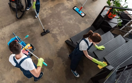 Trabajadores de una empresa de limpieza/ CANVA Trabajadores de una empresa de limpieza/ CANVA