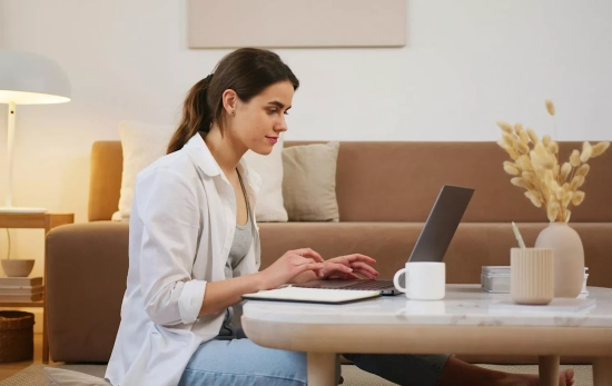 Una mujer busca pisos por internet / PEXELS Una mujer busca pisos por internet / PEXELS