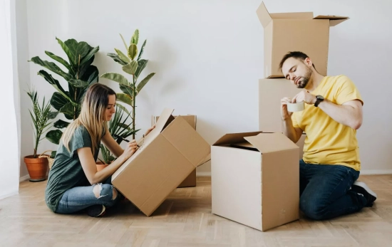 Una pareja con unas cajas / PEXLES Una pareja con unas cajas / PEXLES