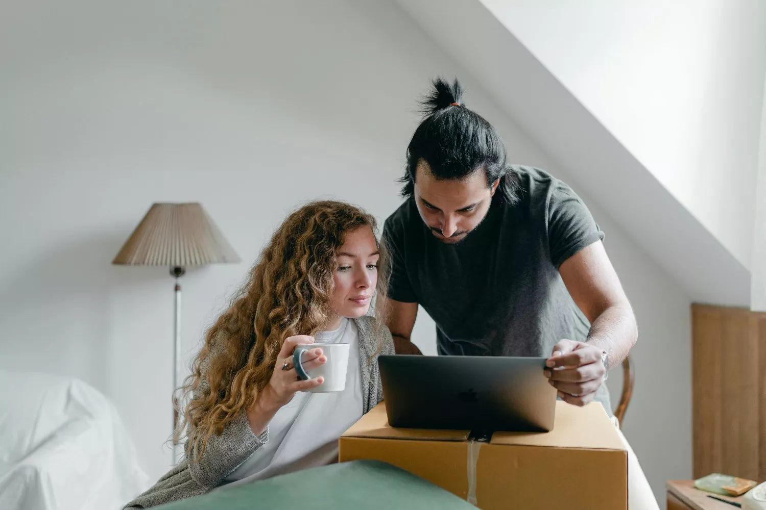 Dos personas que van a alquilar una vivienda / PEXELS