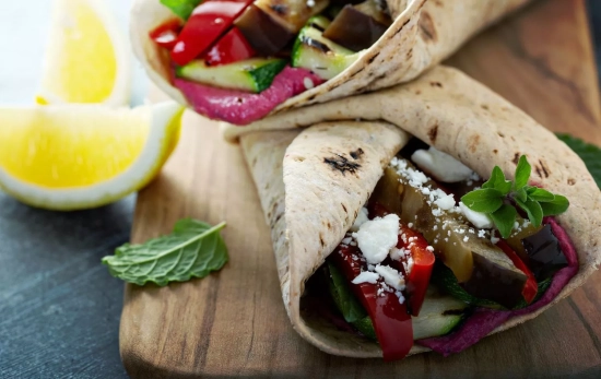 Wraps de hummus con vegetales/ CANVA Wraps de hummus con vegetales/ CANVA