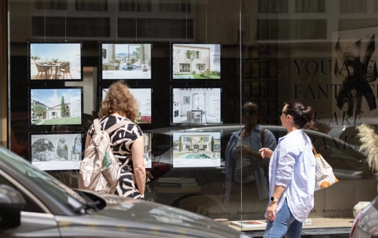 Dos personas observan los anuncios de viviendas en venta en una inmobiliaria / TOMAS MOYÀ - EUROPA PRESS Dos personas observan los anuncios de viviendas en venta en una inmobiliaria / TOMAS MOYÀ - EUROPA PRESS