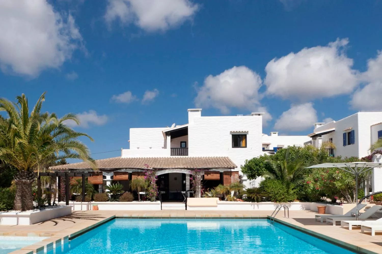 Una vista de la piscina / PARAISO DE LOS PINOS