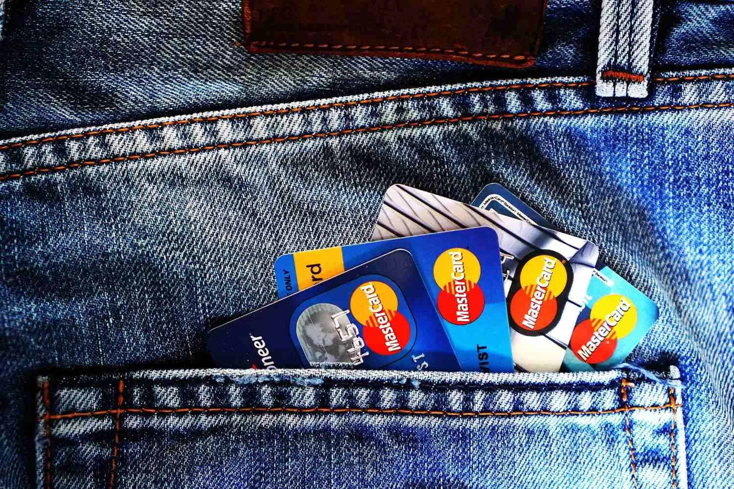 Distintas tarjetas de diferentes bancos / PIXABAY