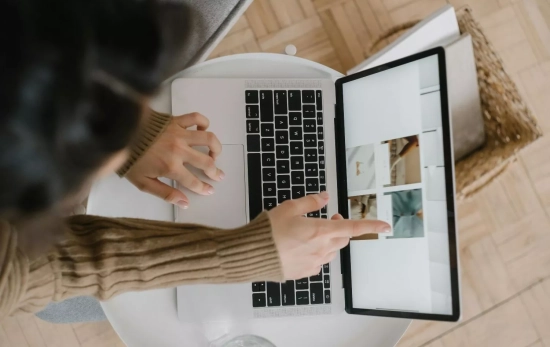Una mujer hace una compra online / PEXELS