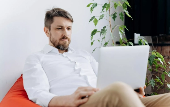 Un hombre frente a su ordenador / PEXELS