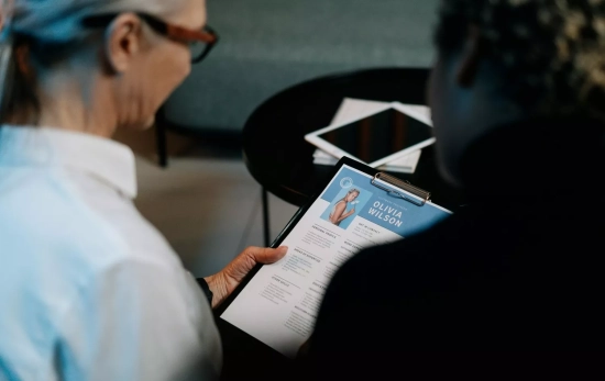 Dos personas miran un CV / PEXELS
