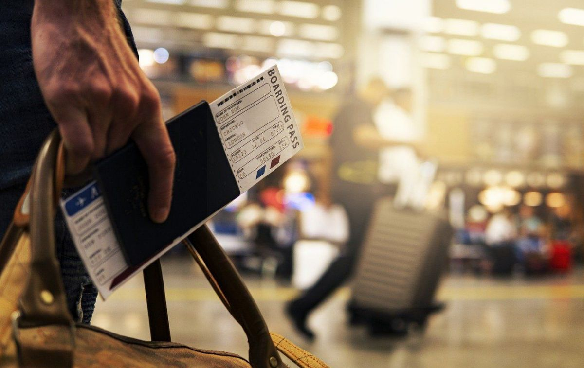 Un viajero con su pasaporte y su billete / PIXABAY
