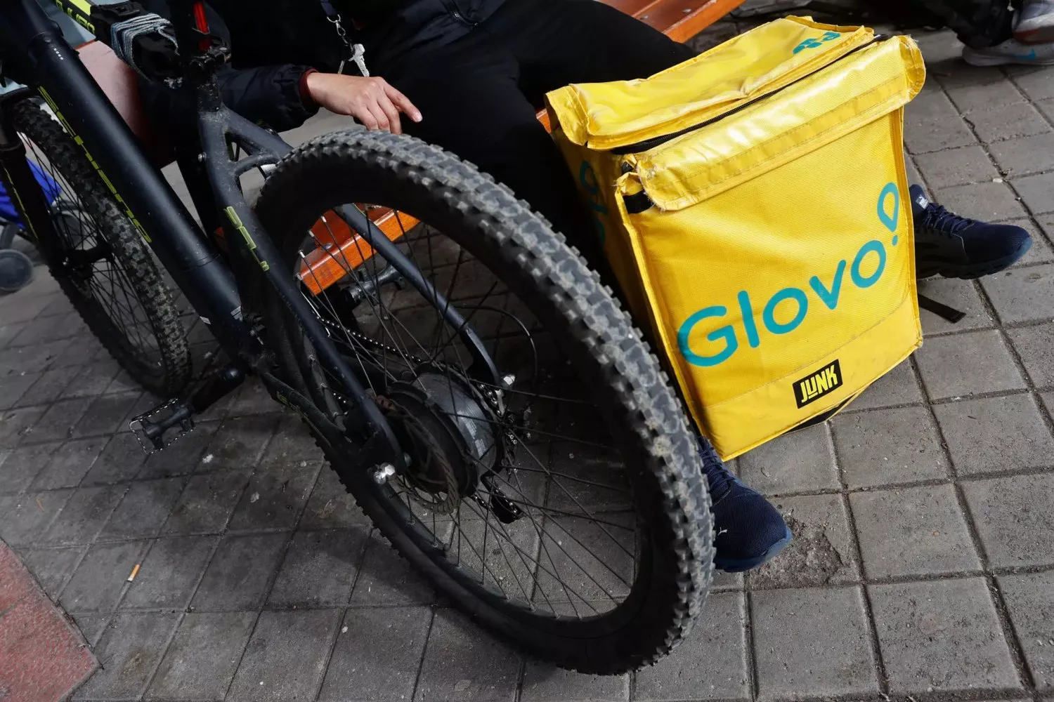 Un trabajador de Glovo, en una imagen de archivo / Mariscal - EFE