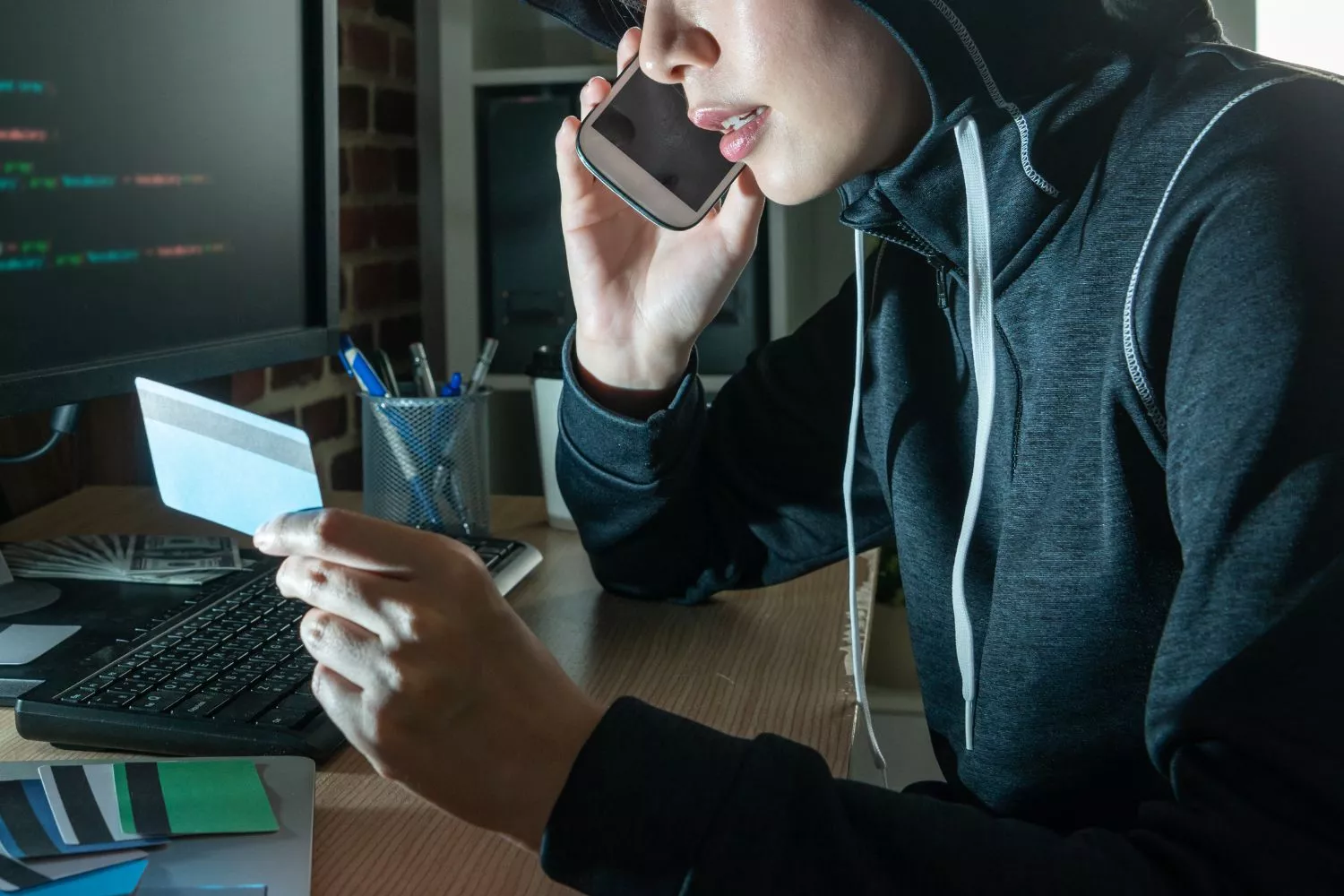 Una persona intenta evitar fraudes bancarios / CANVA
