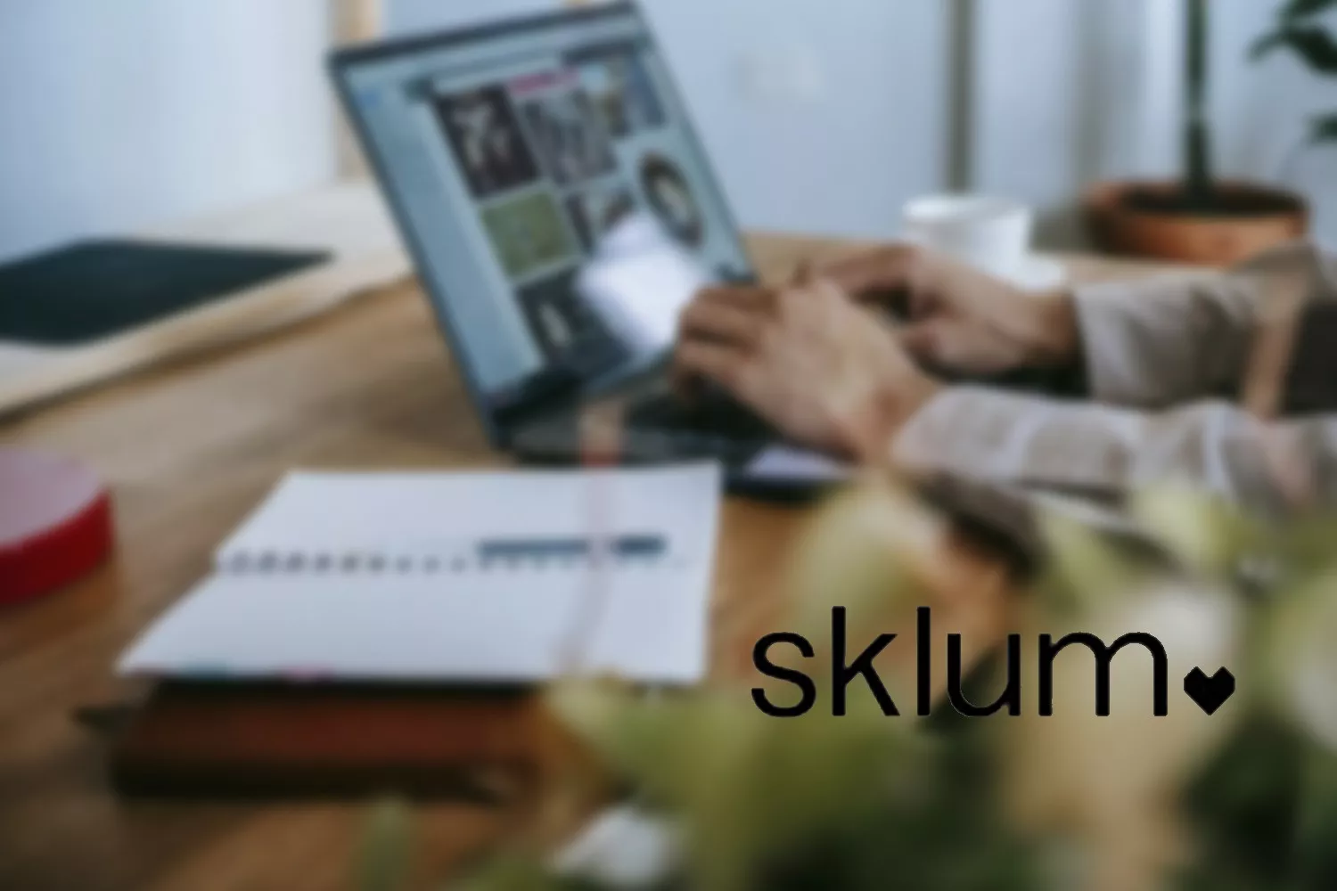 Un cliente de Sklum trata de tramitar una devolución / FOTOMONTAJE CG