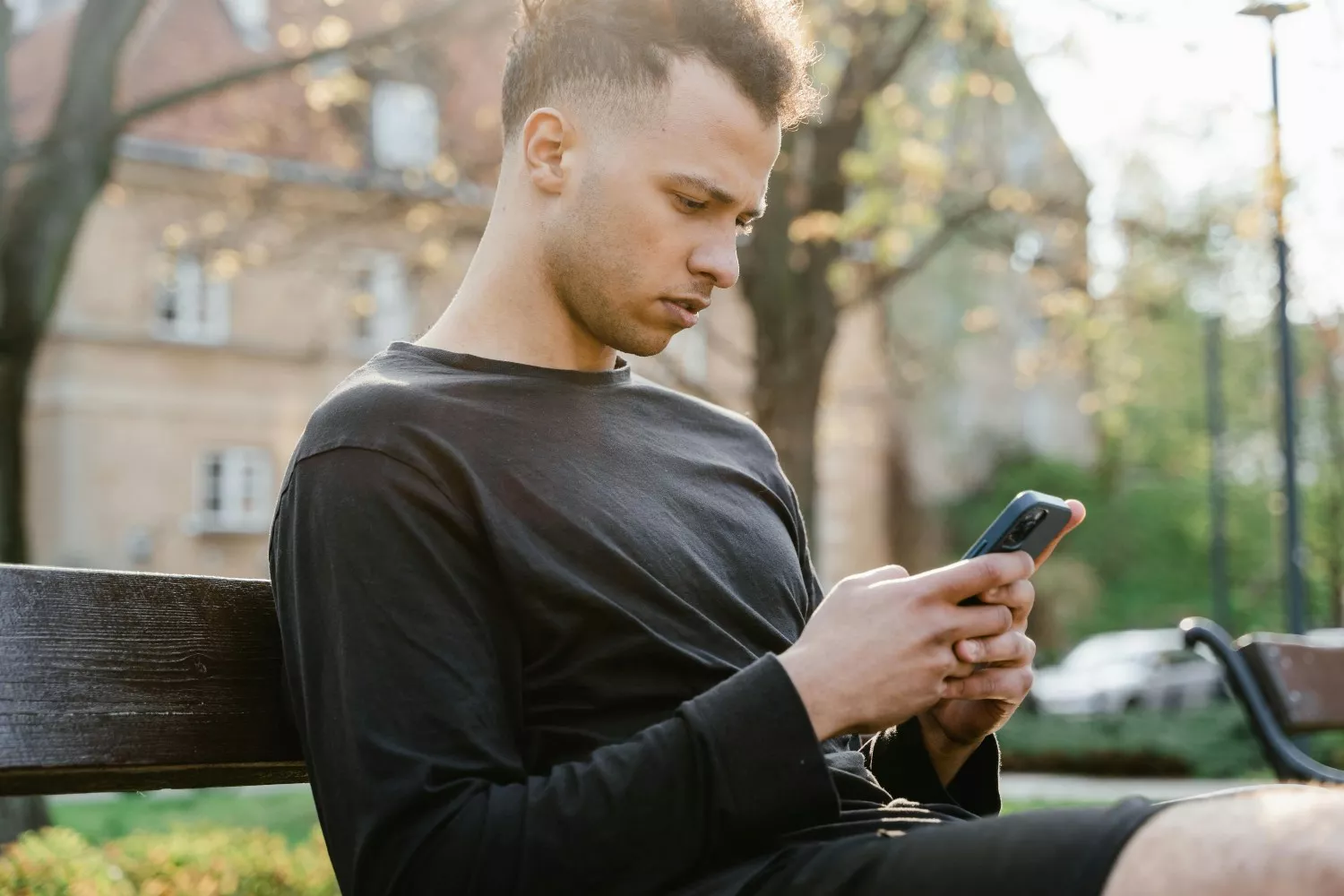 Una persona preocupada por el tiempo que pasa frente a la pantalla / PEXELS