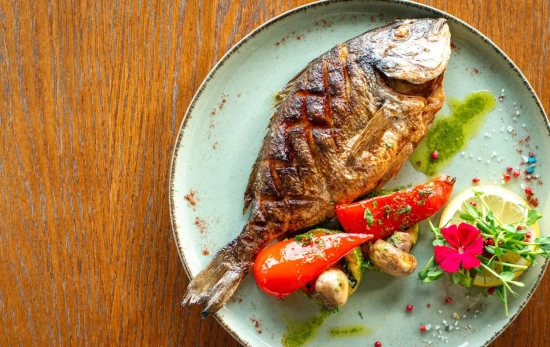 Un plato de pescado a la plancha con verduras al vapor/ CANVA