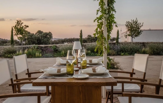 Una mesa en el exterior / CEDIDA