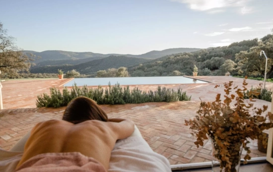 Una persona junto a la piscina / CEDIDA