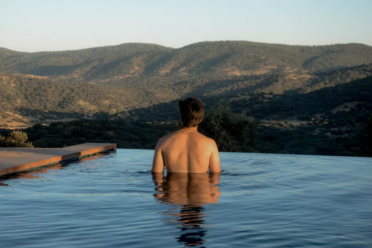 Una persona en la piscina de la Dehesa de Don Pedro / CEDIDA