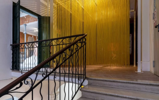 Las escaleras de acceso a una sala del antiguo cine Victoria y una instalación de Soto / GALERÍA CAYÓN Las escaleras de acceso a una sala del antiguo cine Victoria y una instalación de Soto / GALERÍA CAYÓN