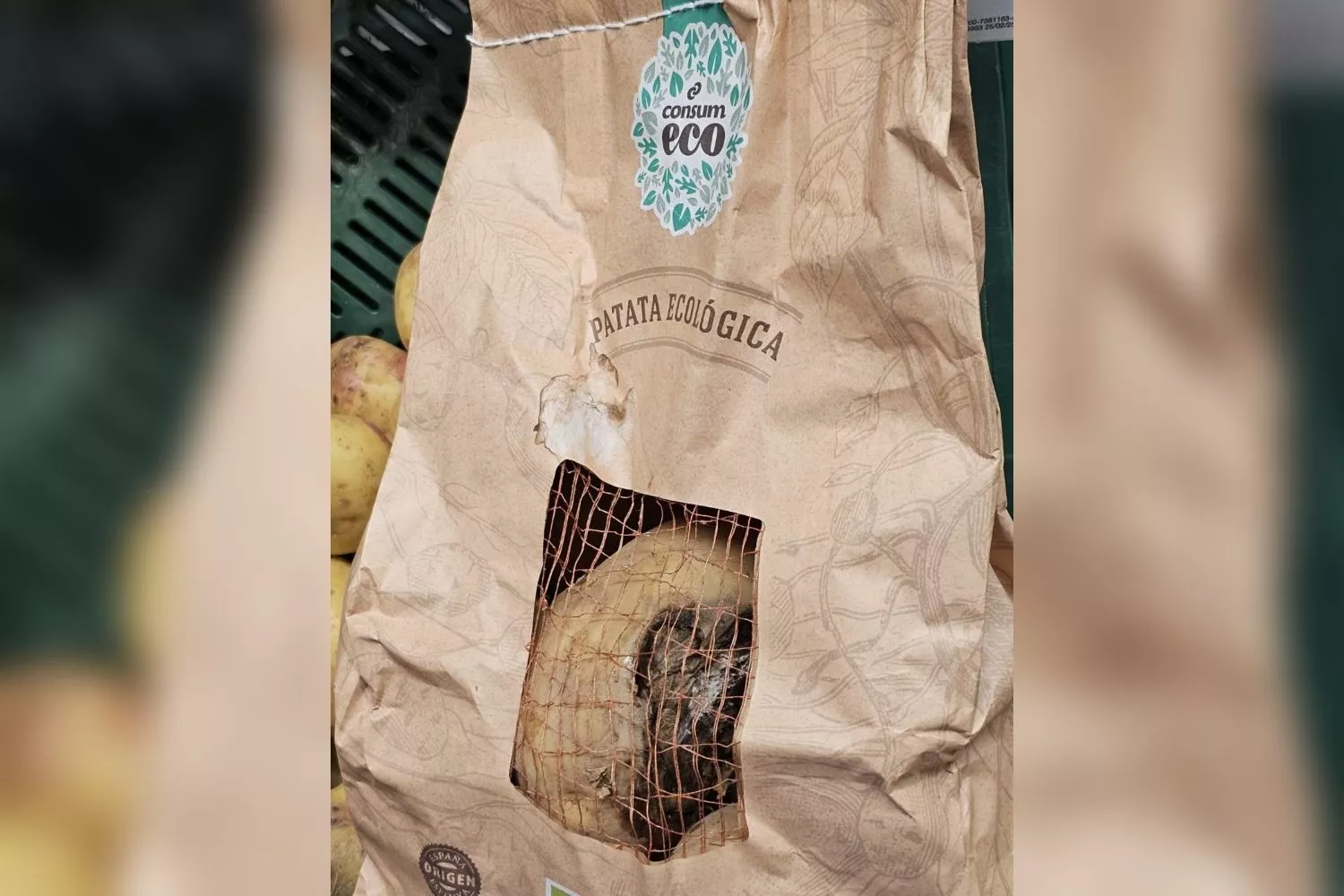 Malla de patatas podridas a la venta en Consum / X