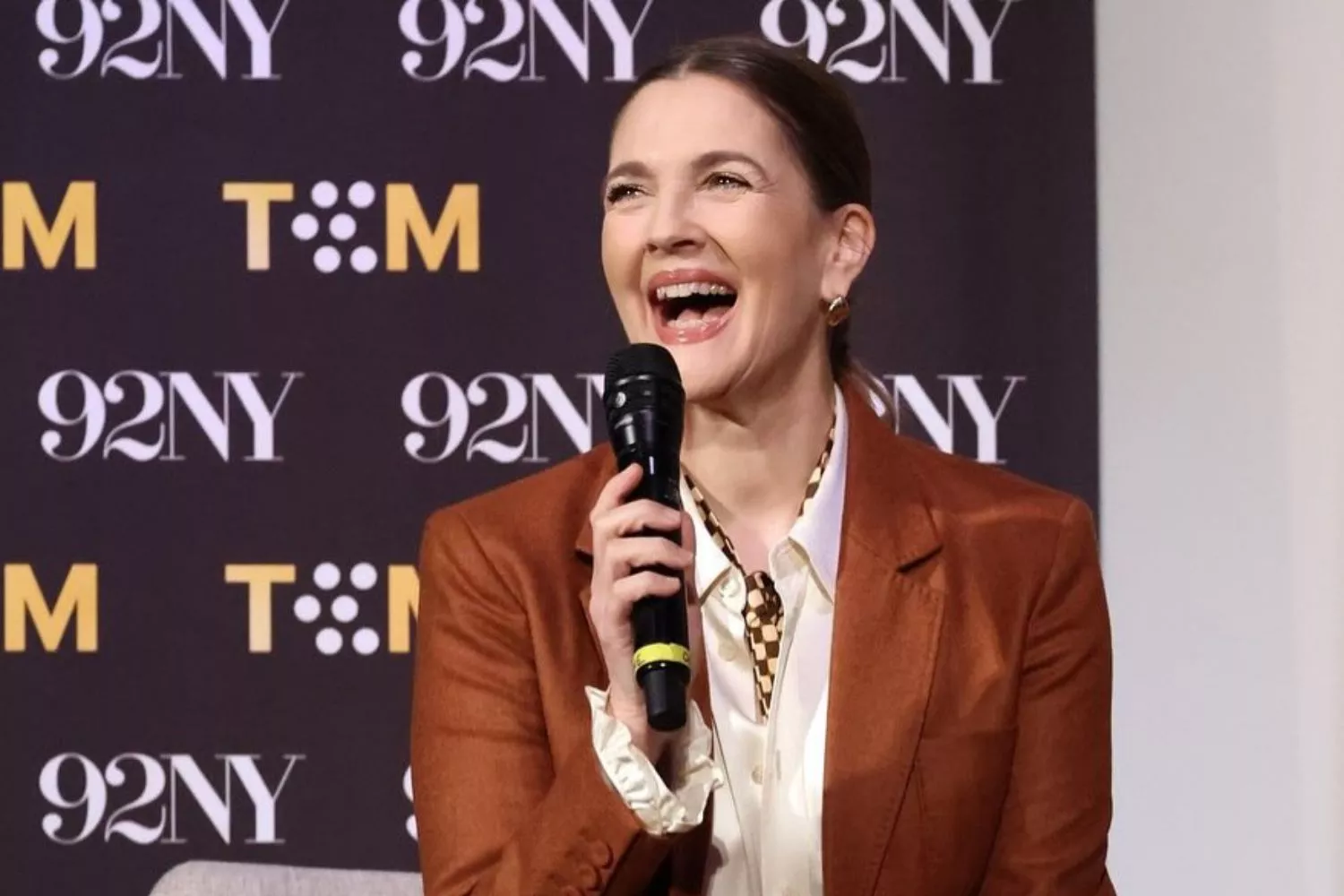 Drew Barrymore desvela el truco para cuidar sus manos mientras limpia/ Instagram