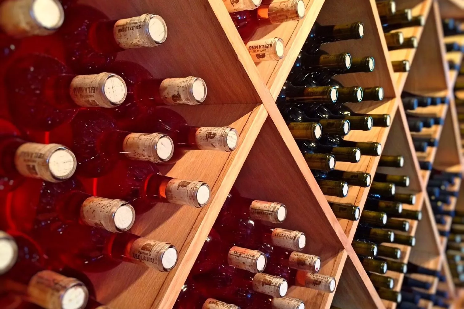 Una bodega con botellas de vino rosado / PIXABAY Una bodega con botellas de vino rosado / PIXABAY