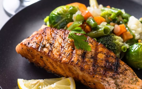 Salmón y verduras a la plancha, una de los platos típicos de la dieta mediterránea/ CANVA Salmón y verduras a la plancha, una de los platos típicos de la dieta mediterránea/ CANVA