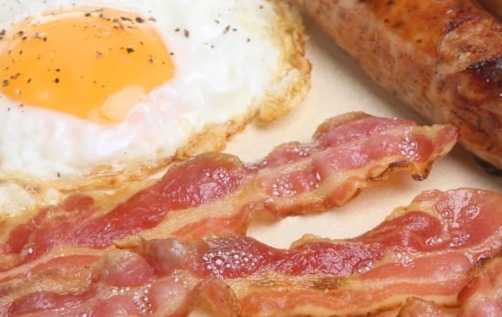 Desayuno de bacon, huevos y salchichas/ CANVA Desayuno de bacon, huevos y salchichas/ CANVA