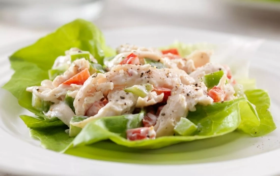 Pollo en tiras en una hija de lechuga/ CANVA Pollo en tiras en una hija de lechuga/ CANVA