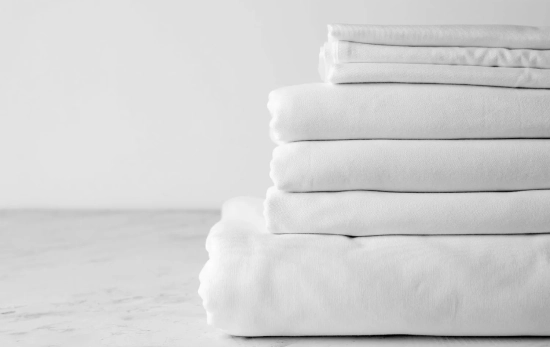 Sábanas blancas bien dobladas/ CANVA Sábanas blancas bien dobladas/ CANVA