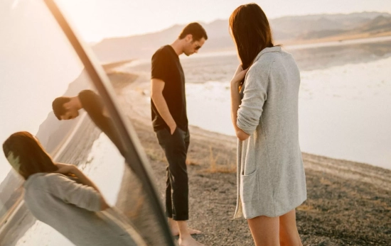 Una pareja rompiendo en la playa/ CANVA Una pareja rompiendo en la playa/ CANVA