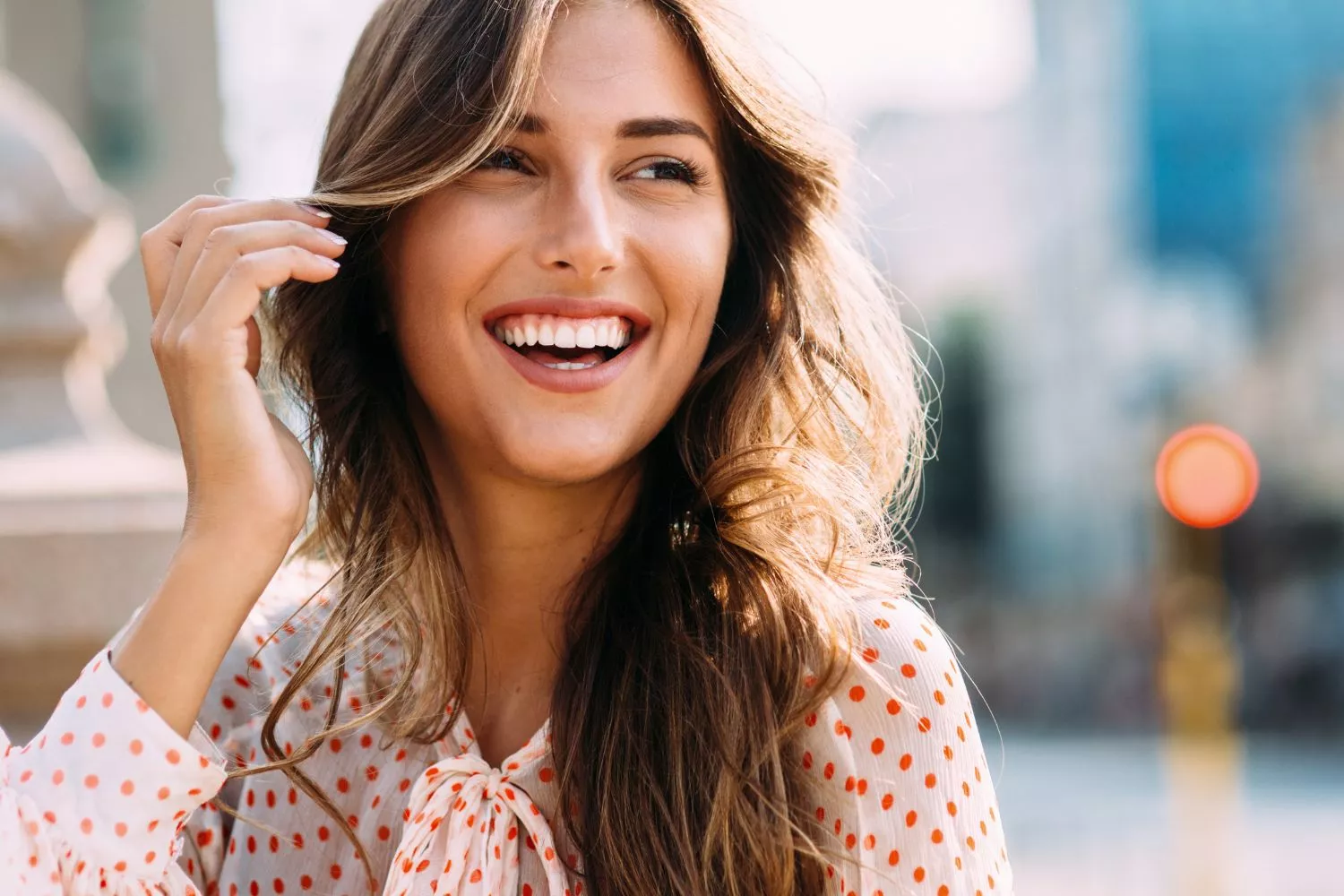 Una persona que ya sabe el sencillo hábito para ser más feliz y trabajar mejor/ CANVA
