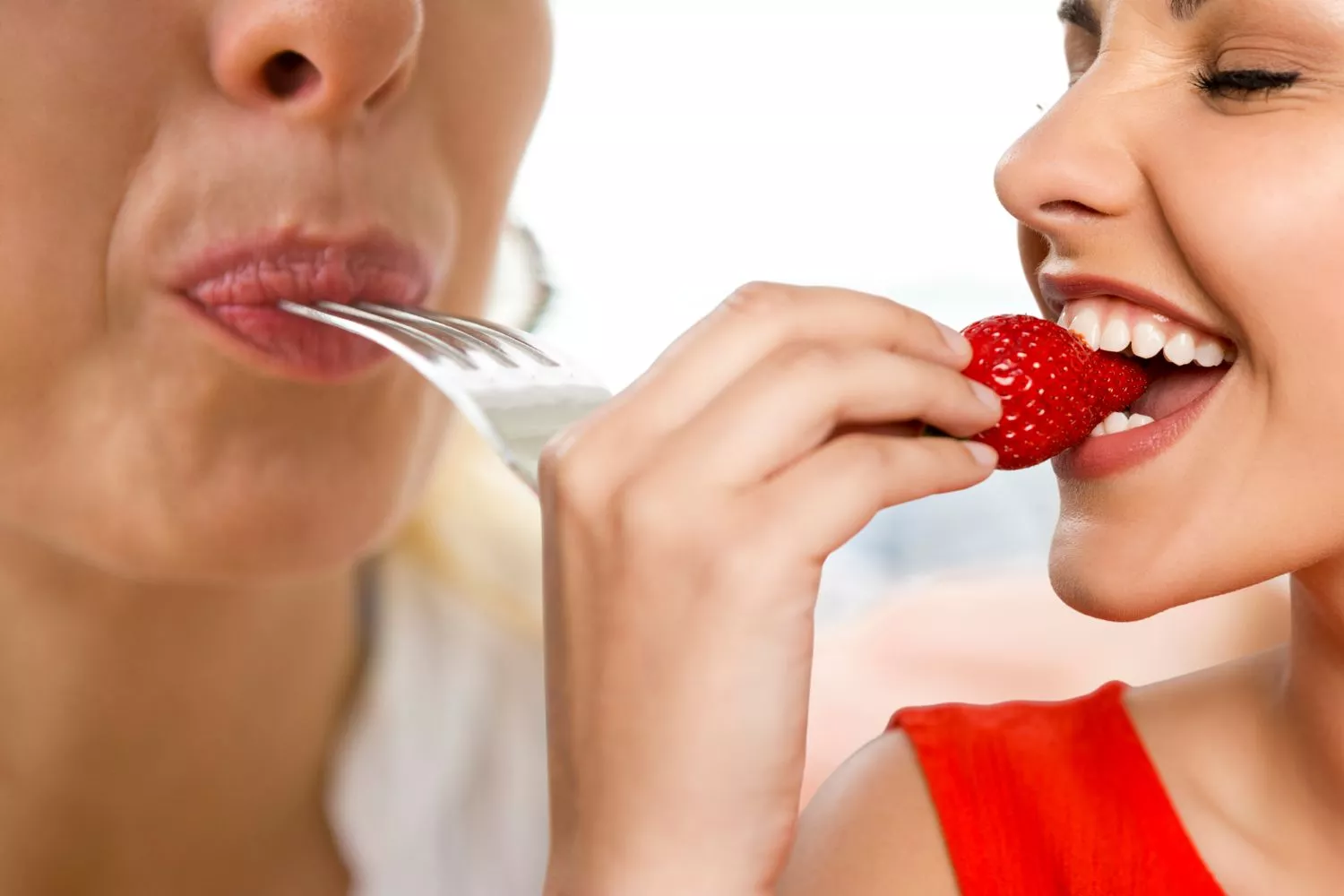 Dos mujeres descubren cómo comer siguiendo un hábito alimenticio sano / Montaje CONSUMIDOR GLOBAL