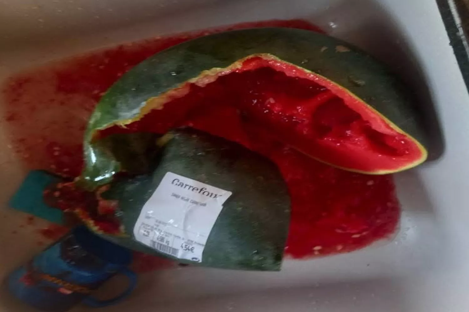 Una sandía deshecha de Carrefour / REDES SOCIALES