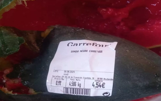 Una de las sandías de Carrefour deshechas / FACEBOOK Una de las sandías de Carrefour deshechas / FACEBOOK