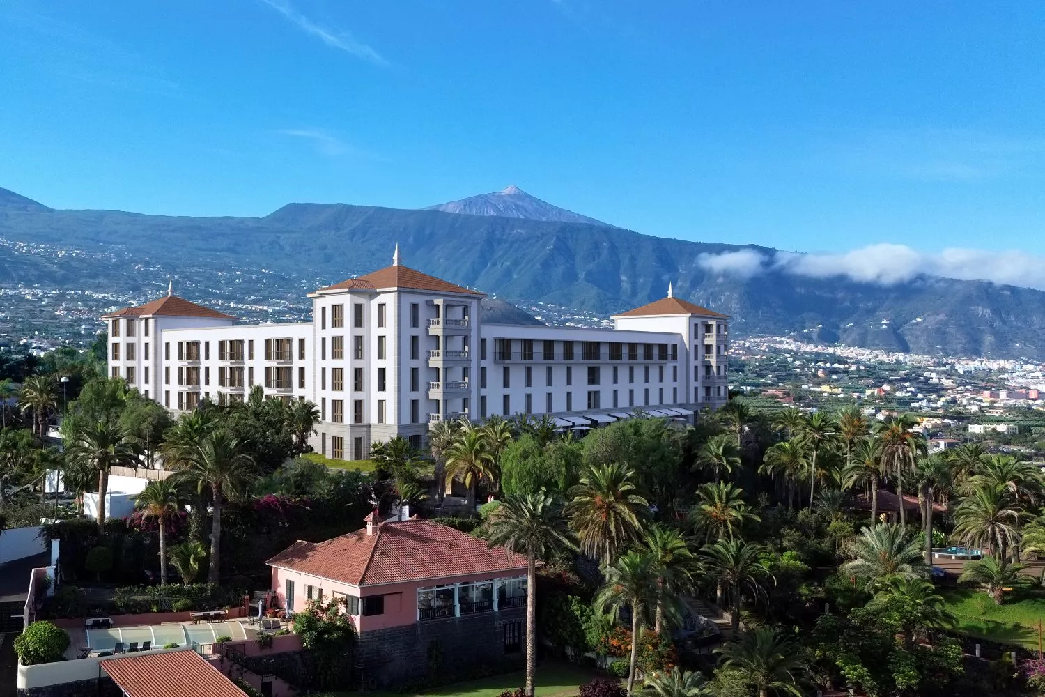 Vistas del hotel de lujo más antiguo de España / GRAN HOTEL TAORO
