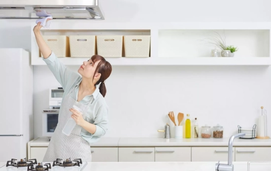 Una persona usa la técnica del "orden en el hogar" como contenedor emocional/ CANVA Una persona usa la técnica del "orden en el hogar" como contenedor emocional/ CANVA
