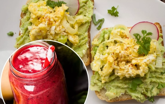 Tostadas con huevo y aguacate con un batido de frutos rojos, el desayuno favorito de Shakira/ Montaje CG Tostadas con huevo y aguacate con un batido de frutos rojos, el desayuno favorito de Shakira/ Montaje CG