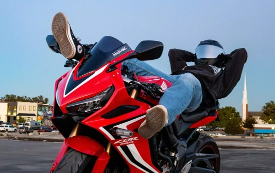 Una persona con su moto Honda UNSPLASH Una persona con su moto Honda UNSPLASH