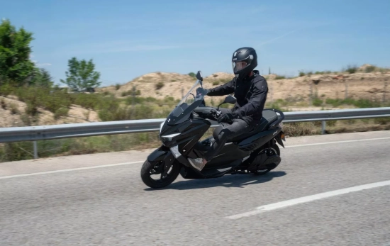 Una persona conduce su moto Velca ONE EP Una persona conduce su moto Velca ONE EP
