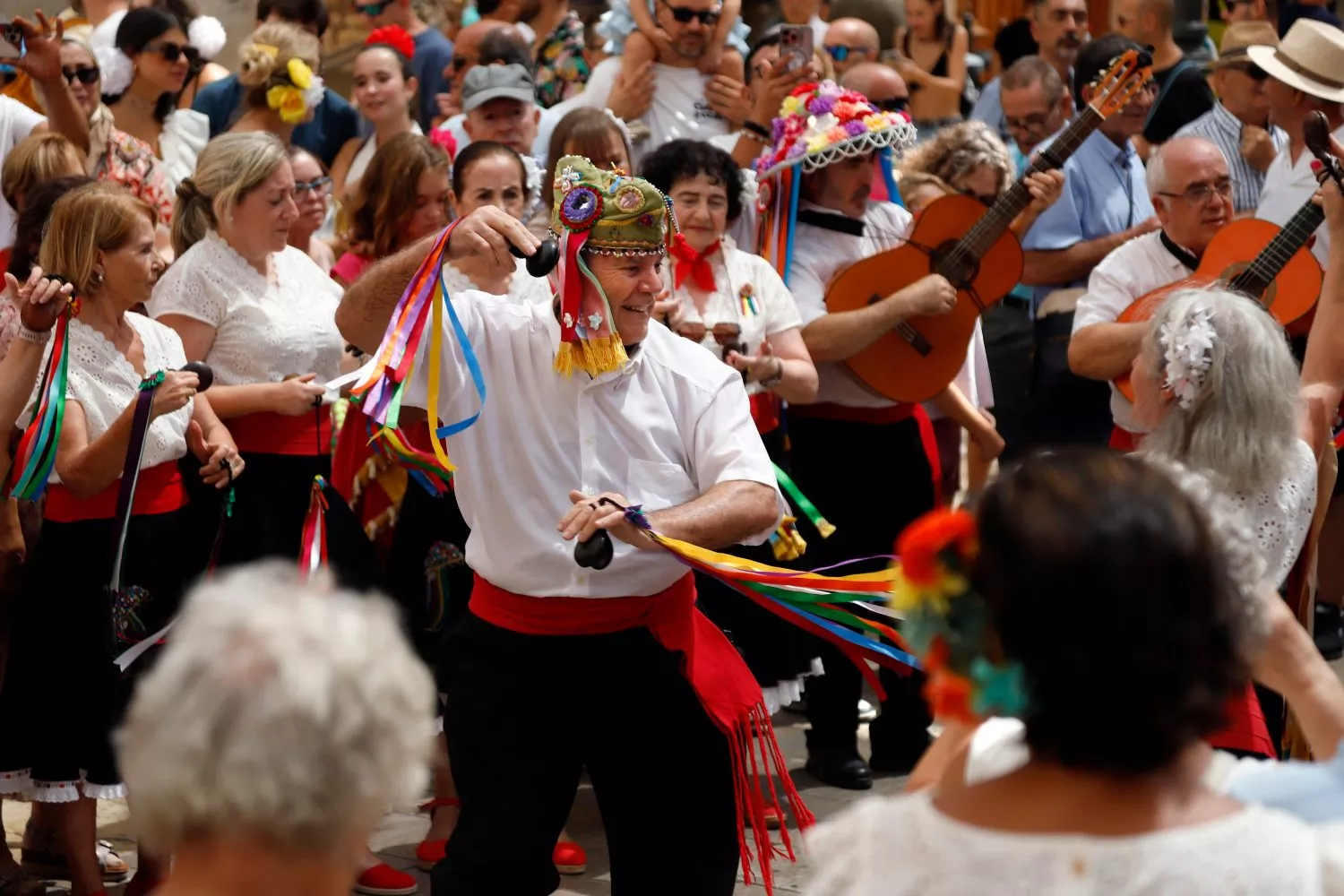La panda de verdiales de Teatinos en un momento de su actuación en la Feria de Málaga (2024) / Álex Zea - EP