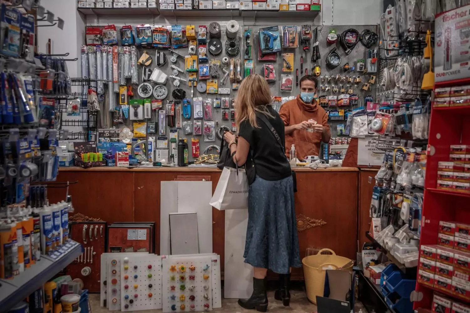 Una persona encuentra todo lo que busca en una tienda de toda la vida / Biel Aliño - EFE Una persona encuentra todo lo que busca en una tienda de toda la vida / Biel Aliño - EFE