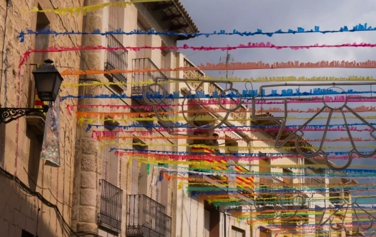 Fachada de un pueblo de fiestas en verano/ CANVA Fachada de un pueblo de fiestas en verano/ CANVA