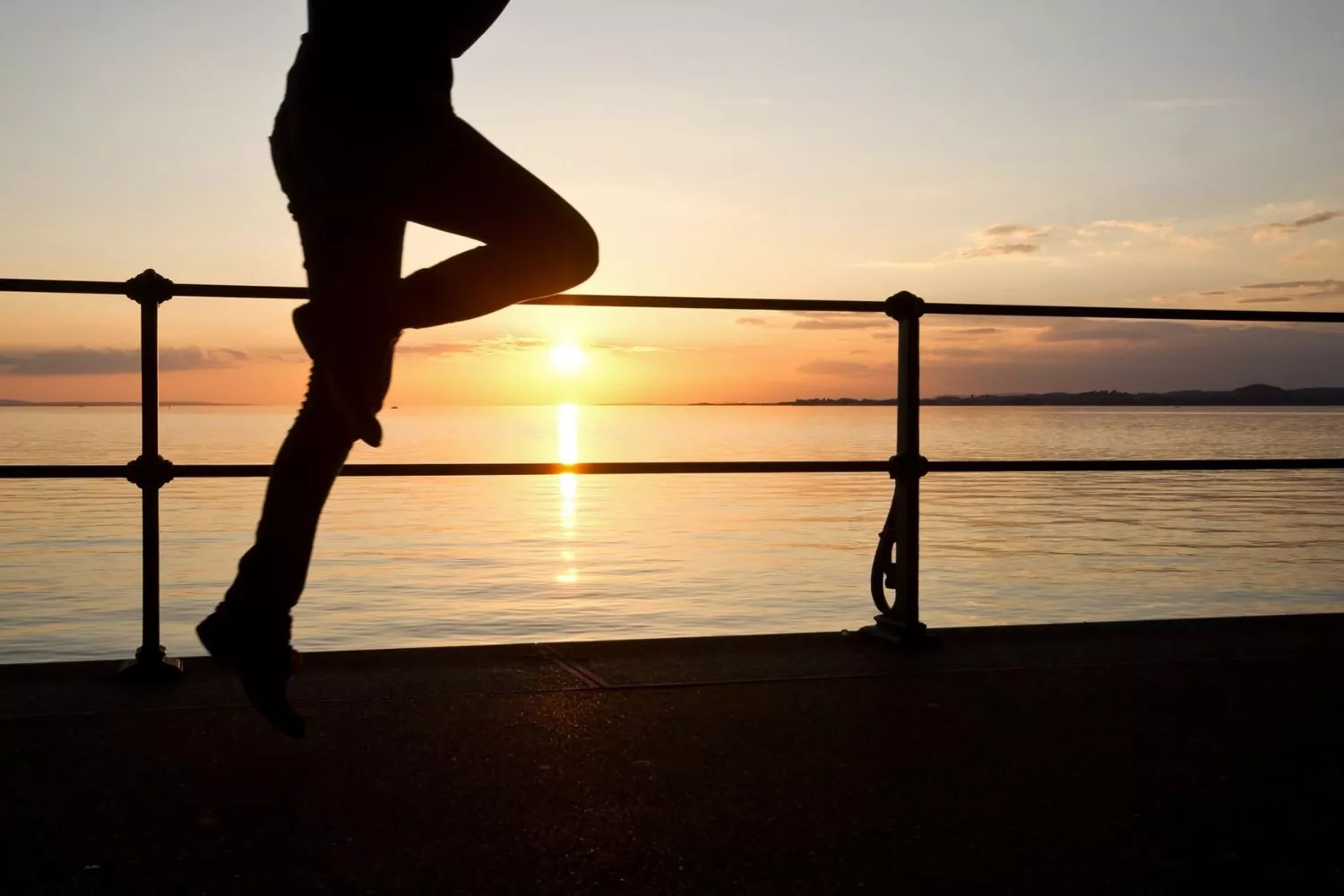 Una persona corriendo por el paseo marítimo: un nuevo hábito que cambia rutinas/ CANVA