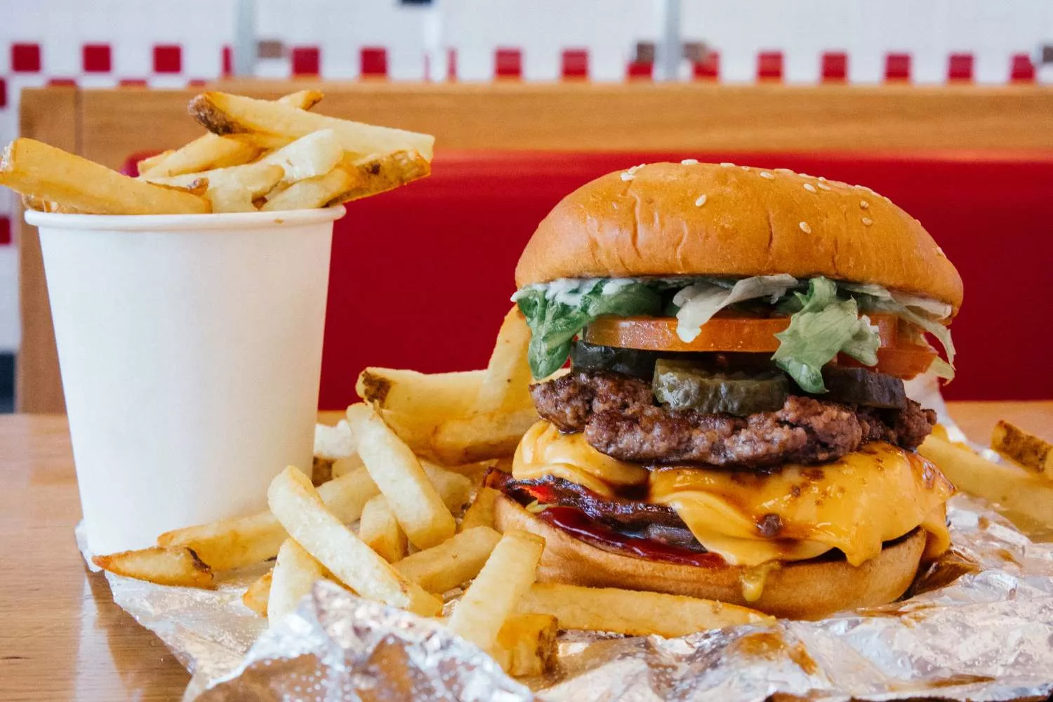 Una hamburguesa con patatas de Five Guys / CEDIDA Una hamburguesa con patatas de Five Guys / CEDIDA