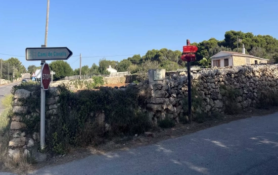 El letrero de Camí de Cavalls y la carretera de Salgar / TC El letrero de Camí de Cavalls y la carretera de Salgar / TC