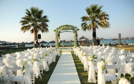 El jardín preparado para celebrar una boda / RADISSON BLU El jardín preparado para celebrar una boda / RADISSON BLU