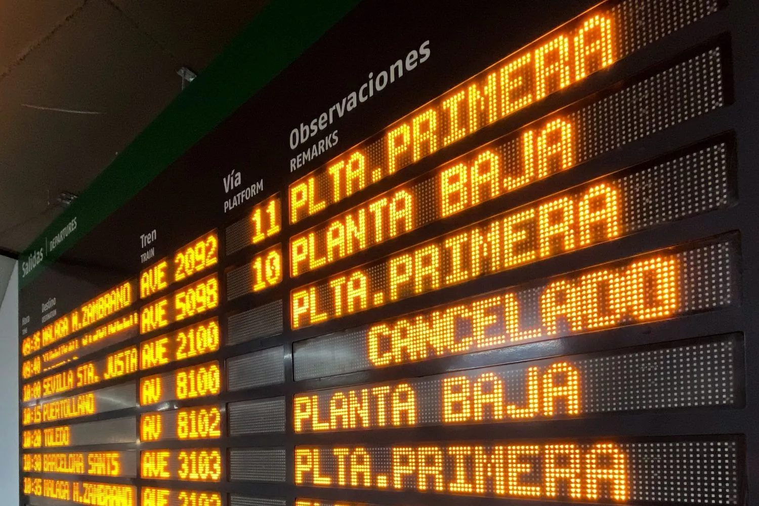 Un panel de información en la estación de Atocha comunica la cancelación de un tren / EP Un panel de información en la estación de Atocha comunica la cancelación de un tren / EP
