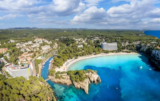 Varios hoteles en Cala Galdana, Menorca / LOVE HOLIDAYS Varios hoteles en Cala Galdana, Menorca / LOVE HOLIDAYS