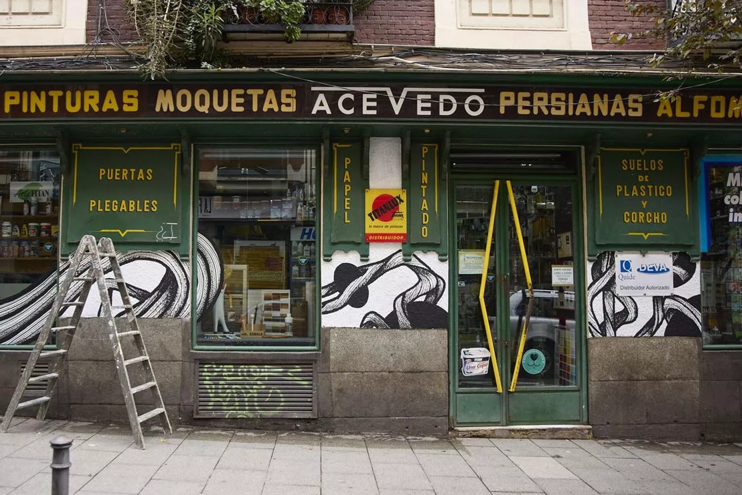 Una de las tiendas de toda la vida de Lavapiés / JESÚS HELLÍN - EP