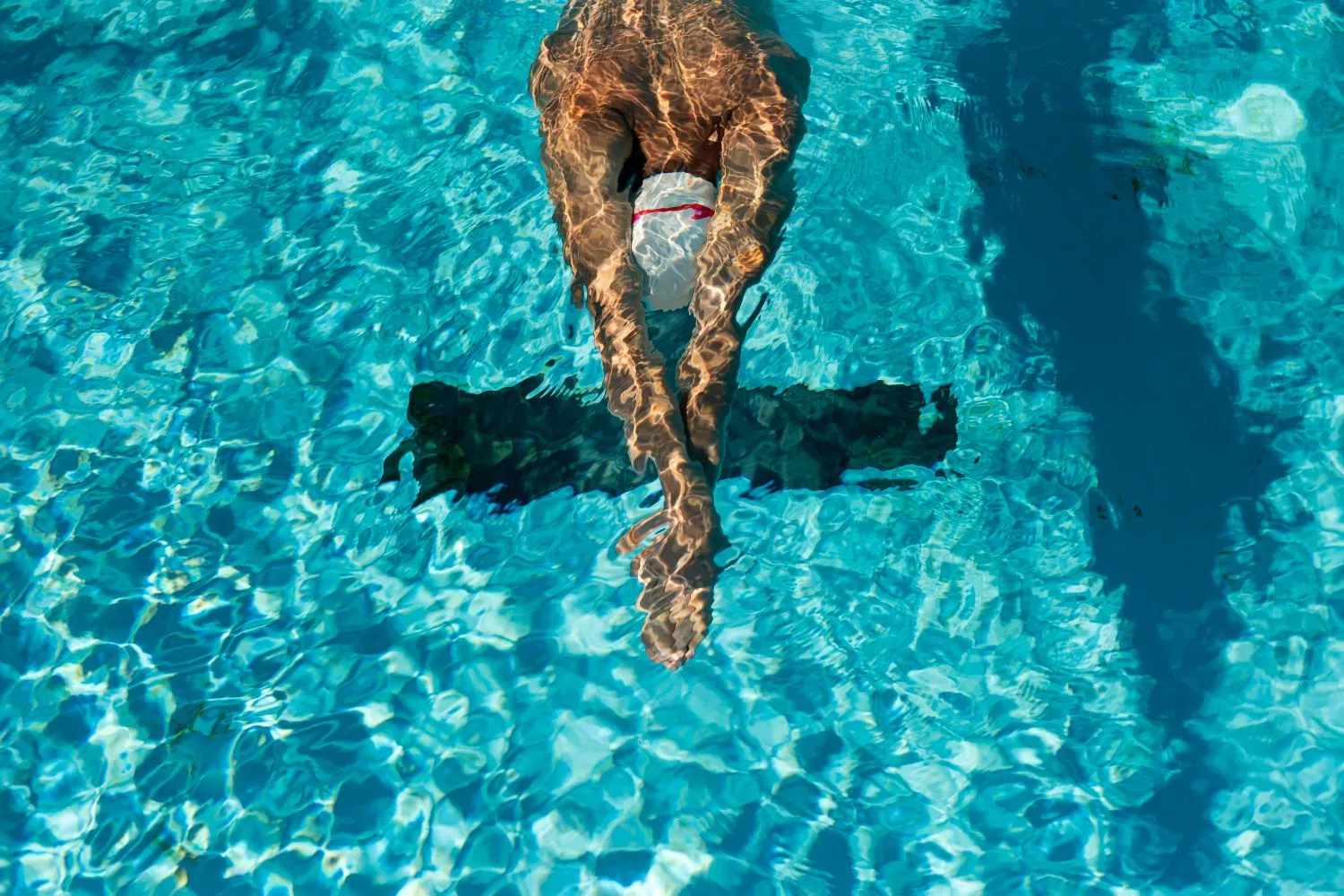 Un chico practica natación en un gimnasio con piscina FREEPIK Un chico practica natación en un gimnasio con piscina FREEPIK