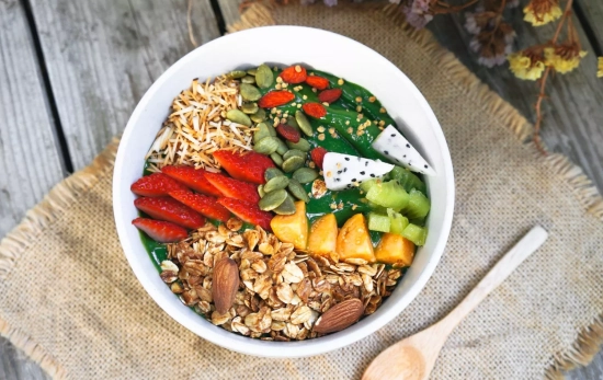 Espirulina mezclada con yogur en un bowl saludable de frutas/ CANVA Espirulina mezclada con yogur en un bowl saludable de frutas/ CANVA
